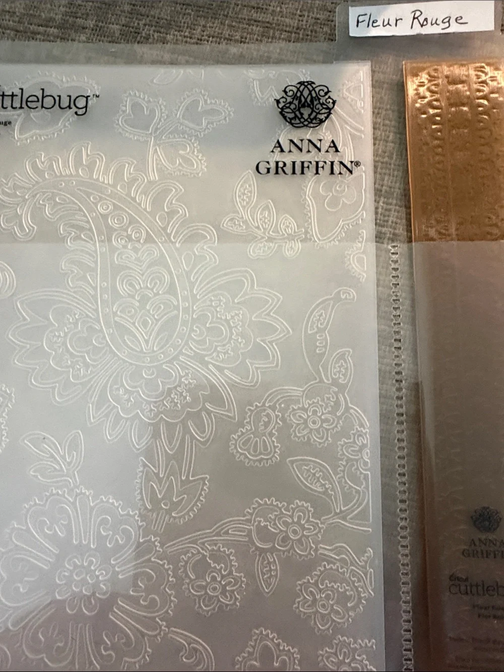 Cricut Anna Griffin fleur rouge embossing Folder